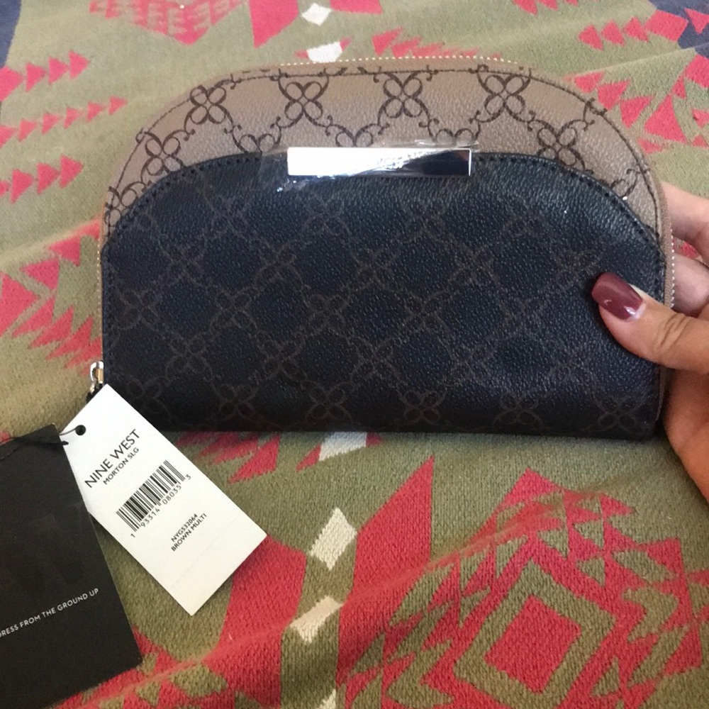 NWT Nine West hand  clutch purse with a handle. Credit card holder as well.